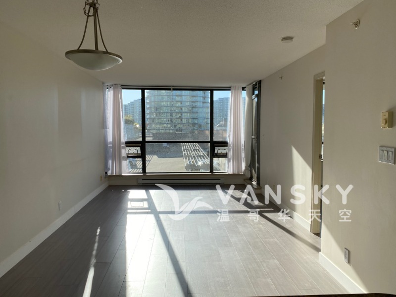 251005075328_5. living room.jpg